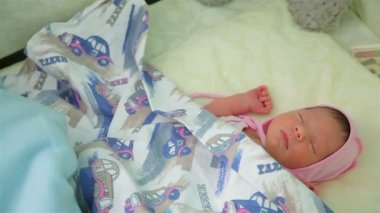 küçük kız bir hafta önce doğdu uyur