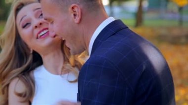 Bir genç kız ve çocuk sonbahar park içten gülümseme