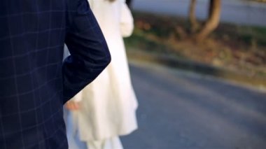 Güneşli sonbahar Park'ta yürüyordunuz güzel genç Çift