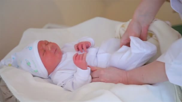 Genau wie der Junge, der in der Geburtsklinik geboren wurde — Stockvideo