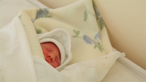 Beautiful little girl just born sleeping — Stock Video