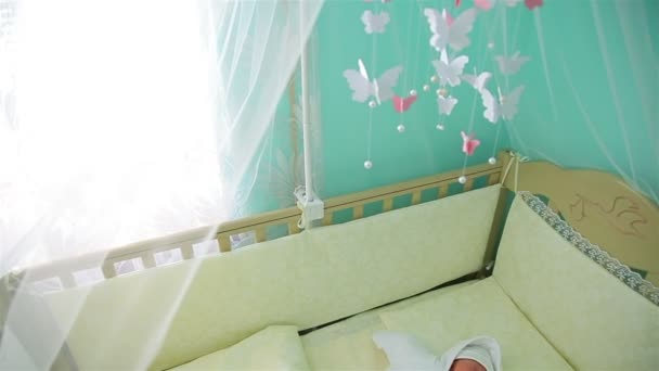 Vackra lilla bebis sova i barnvagnen — Stockvideo