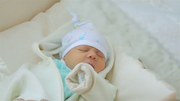 Маленький ребенок спит — стоковое видео
