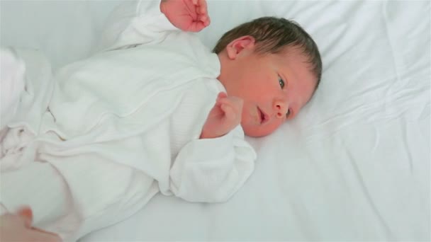 Одевая новорожденную девушку — стоковое видео