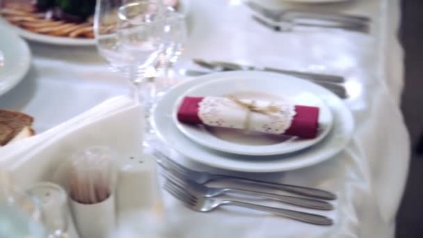 Τις σερβιτόρο στο εστιατόριο παρουσιάζει πιάτα — Αρχείο Βίντεο