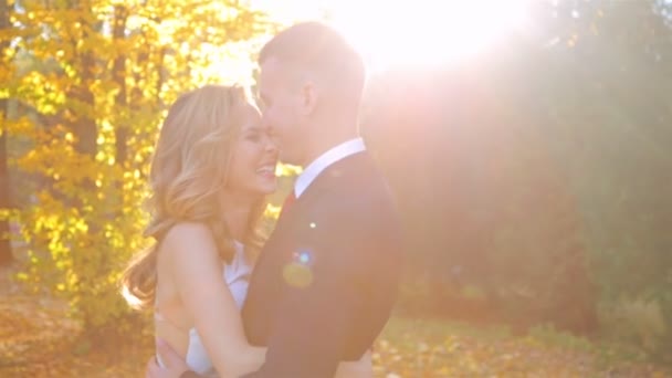 Jonge model paar in liefde - herfst park natuur - paar man en vrouw — Stockvideo