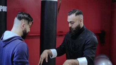 İki genç savaşçı kung fu