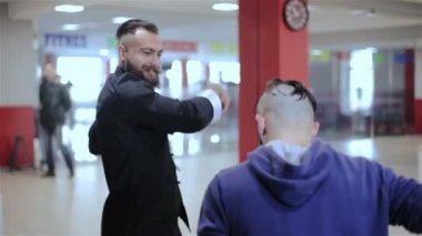 Kung Fu iki genç erkek ile eğitim