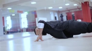 Eğitim, şınav iki parmak üzerinde yerden asker