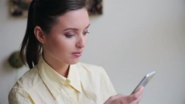 Başarılı iş kadını kafede gözden geçirme yüzey telefon ile çalışma