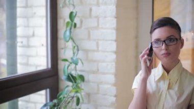 Genç iş kadını smartphone üzerinde karar verir.