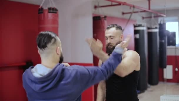Técnicas de luta mãos homem forte — Vídeo de Stock