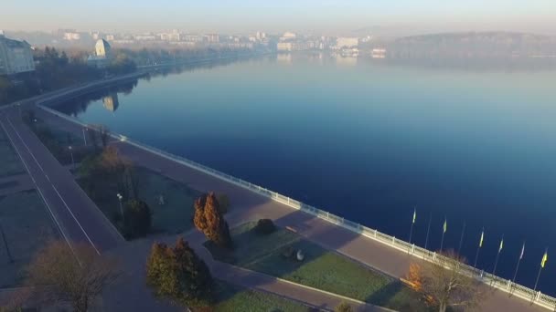 Luchtfoto uitzicht over de stad van morgen meer, Ternopil — Stockvideo