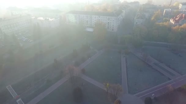 Vista aérea da cidade na névoa — Vídeo de Stock