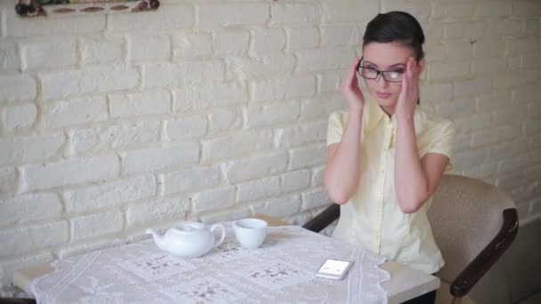 Business Lady rezolvă problemele de afaceri prin telefon la cafenea — Videoclip de stoc