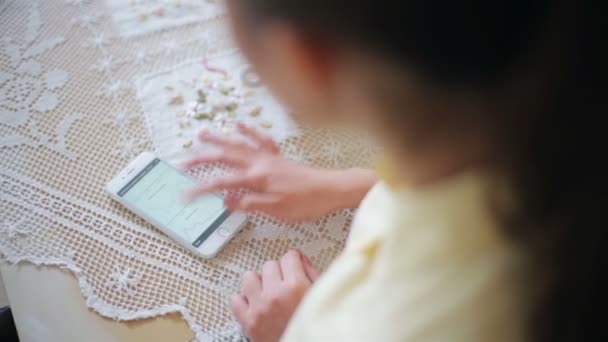 Jeune femme d'affaires à l'heure détermine les résultats définitifs de la société — Video