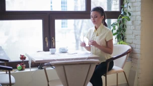 Obchodní lady sleduje váš smartphone asistované od biznez — Stock video