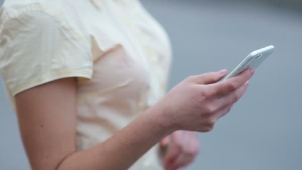 Dama en las calles con el teléfono — Vídeos de Stock