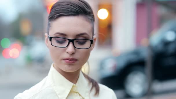 Business signora che lavora per le strade con il telefono — Video Stock