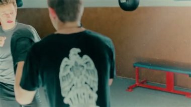 Boks eğitimi iki adam