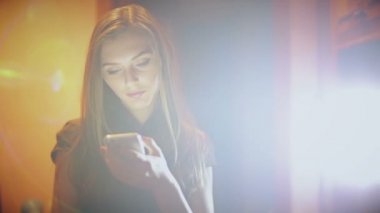 eautiful kız gece telefonu kullanıyor