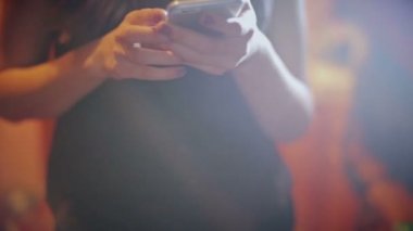 Bir smartphone tutan eller kız