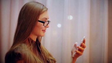 Smartphone kullanarak iş kadını