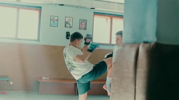 Boxtraining für zwei Jungs — Stockvideo