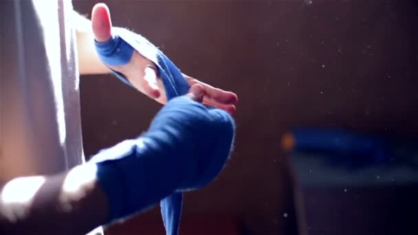 Мужчина тянет повязку на руки — стоковое видео