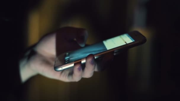 Dłoń dziewczyny z nocy smartphone — Wideo stockowe