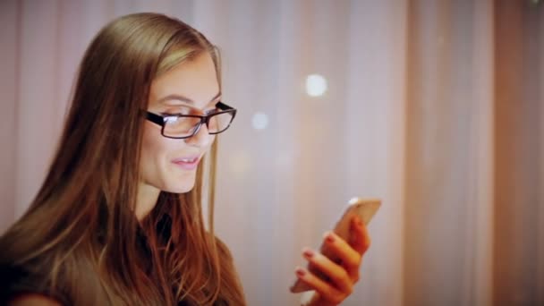 Femme d'affaires utilisant un smartphone — Video