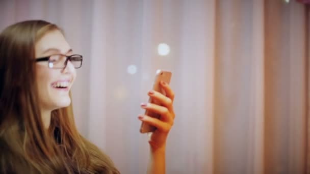 Бізнес-леді використовує смартфон — стокове відео