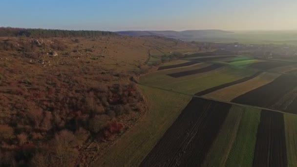Luchtfoto van bergachtig terrein — Stockvideo