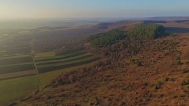 Hava, ormanlar ve elma meyve bahçesi görüntülemek