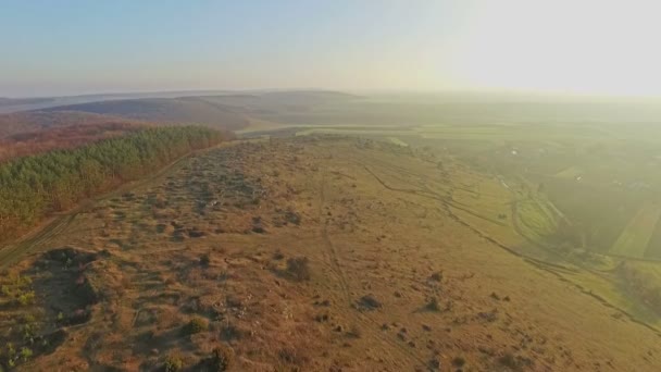 Luchtfoto van bergachtig terrein — Stockvideo