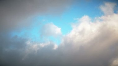 fırtına bulutları. Güneş ışınları aydınlatmak