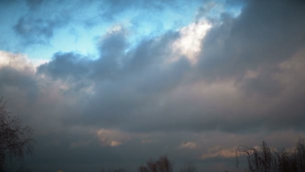 Storm wolken. de zonnestralen — Stockvideo