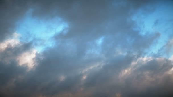 nuages orageux. les rayons du soleil 