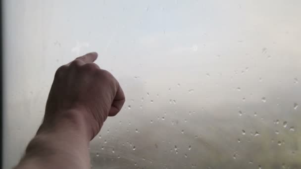 Χέρι γράφοντας στο παράθυρο ' αγαπώ — Αρχείο Βίντεο