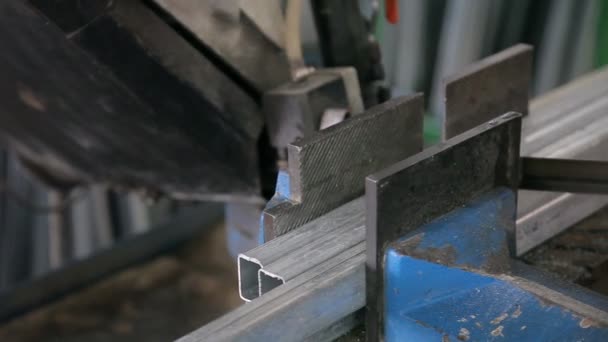 Snijden metalen profielen voor metalen windows — Stockvideo