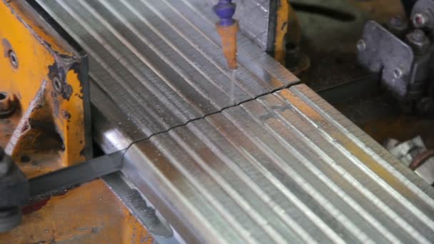 Snijden metalen profielen voor metalen windows — Stockvideo