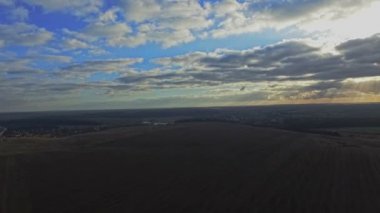 Anteni: Uçuş günbatımı buğday alanında üzerinde