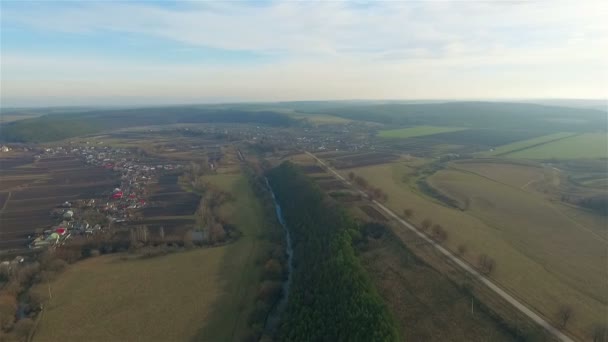 Vista aérea da aldeia ucraniana e campo — Vídeo de Stock