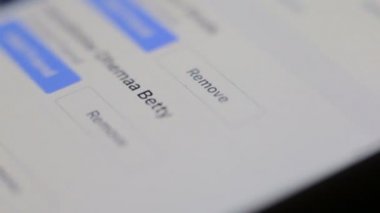 Genç bir erkek bir tablet parmağıyla kullanır.