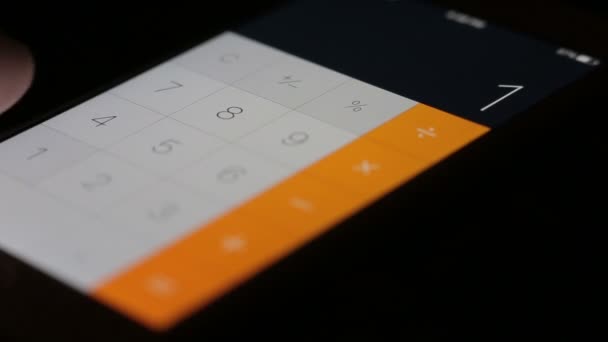 Smartphone calculadora. Close-up — Vídeo de Stock