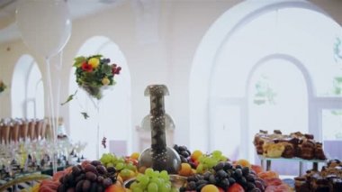 Dilimlenmiş meyve düzenleme, sulu yemek