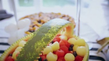 Dilimlenmiş meyve düzenleme, sulu yemek