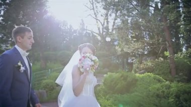 Gelin ve damat bir park onların düğün günü