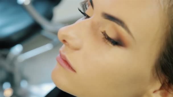 Vacker ung flicka gör makeup — Stockvideo