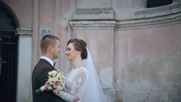 Belo jovem casal de casamento — Vídeo de Stock